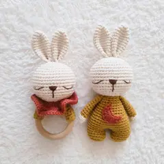 BE CRAFTY - Set Juguete y Mordedor Sonaja Conejo Algodón Antialérgico