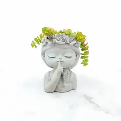 CONKRETE - Maceta de Cemento Sofía Soñadora + Planta Suculenta modelo aleatorio