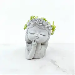 CONKRETE - Maceta de Cemento Valentina Soñadora + Planta Suculenta aleatoria