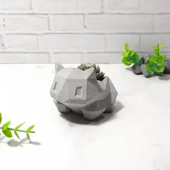 CONKRETE - Maceta de Cemento Baby Bulbasaur + Planta Suculenta aleatoria