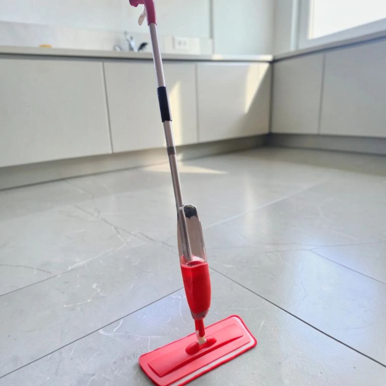 Trapeador con dispensador spray WELL BEING INCLUYE UN PAÑO ROJO