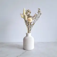 CONKRETE - Florero de cemento Lineal + Flores preservadas