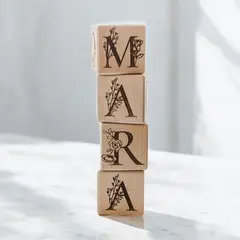 BOSQUE INVERNAL DECORACION ECO ALTERNATIVA - Monograma en cubo de madera  de diseño floral