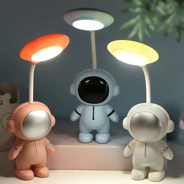 Mini lampara de mesa en forma de austronauta color celeste