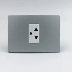 SINTHESI - TOMACORRIENTE SIMPLE UNIVERSAL CON TIERRA S33 PLACA PLATA