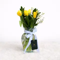 VI REGALANDO AMOR - Arreglo Floral en Florero  12 Tulipanes Amarillos -  Flores amarillas