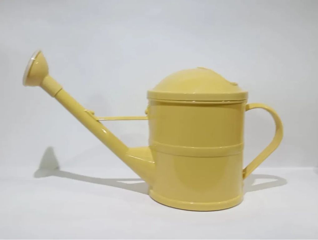 REGADERA DE 1.5L DE PLÁSTICO MOD VINTAGE AMARILLO C/ ROCIADOR DE JARDINERÍA. PLASTIMACETA LÍN DELUXE