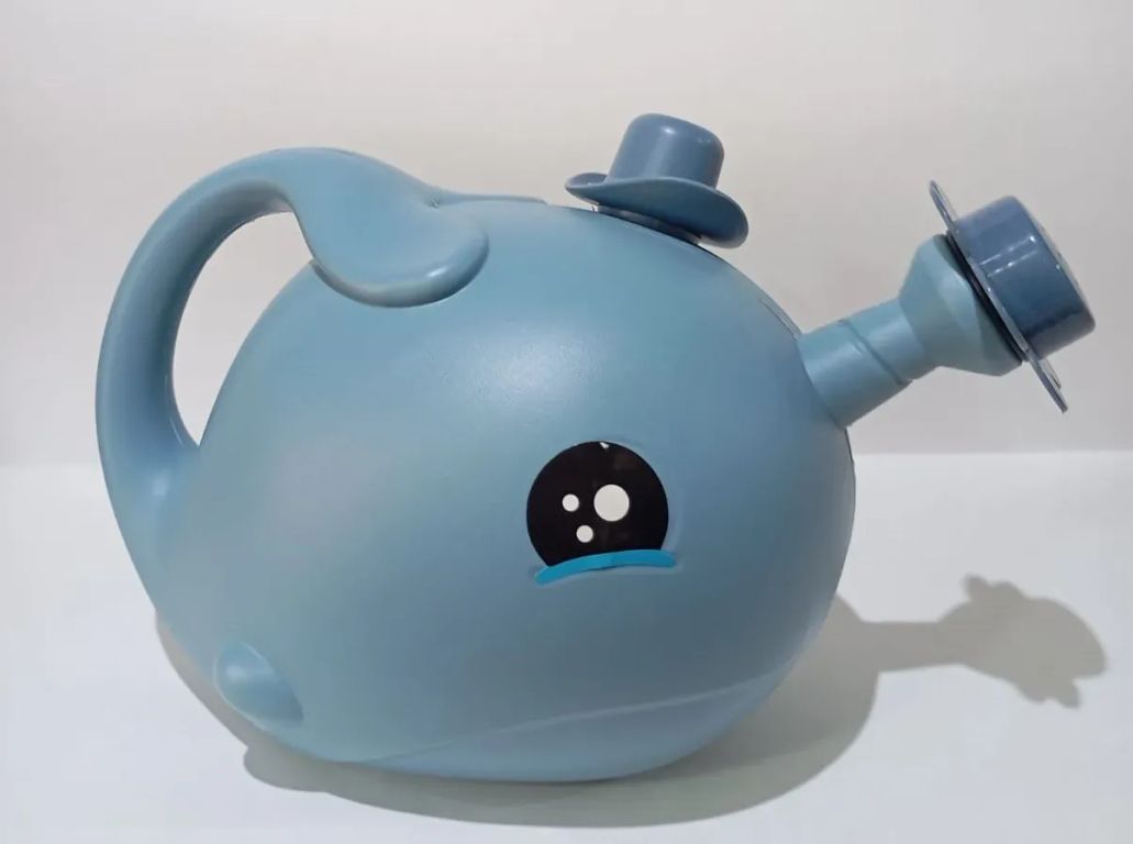 REGADERA DE 1.5L PLÁSTICO AZUL MOD BALLENA BABY CON ROCIADOR DE JARDINERÍA PLASTIMACETA LÍNEA DELUXE