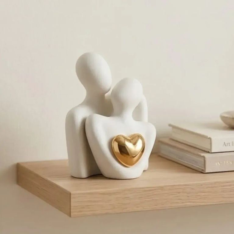 Escultura Decorativa Pareja abrazada con Corazón Dorado – Resina fuerte 1 pcs