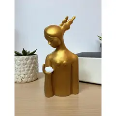 MAP DESIGN HOME - Adorno Escultura Dama Nube 13x07x28 cm - Dorado