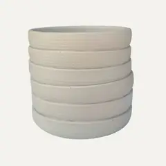 LAR DANIELSEN - Macetero de Cerámica color marfil con relieve anillado - Cascada