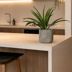 LAR DANIELSEN - Planta artificial artesanal con macetero gris - Liriope 28.5 cm
