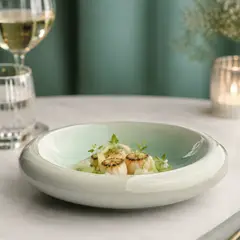 LAR DANIELSEN - Plato gourmet estilo restaurante, blanco con fondo celeste - 24 cm