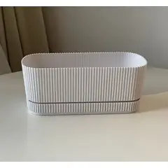 PLASTIMACETA - MACETA RECTANGULAR BORDE OVALADO BLANCA DE PLÁSTICO RAYAS VERTICALES. 23CM  PLASTIMACETA LÍN CLÁSICA