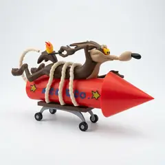 OEM - Figura de Colección Coyote sobre Cohete 32 cm