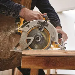 DEWALT - Sierra Circular Inalambrica 7-1/4" 20V BRUSHLESS DCS570B (Sin batería)