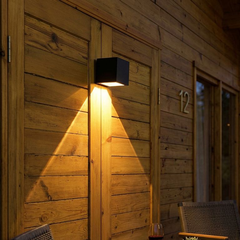 Aplique Solar Led Cubik Luz Cálida Negro Luz Cálida
